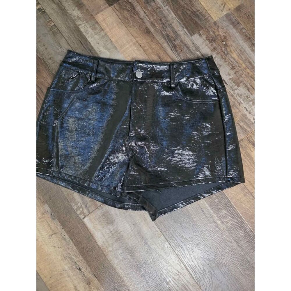 Le Lis Collection Black Faux Leather Shorts Size M